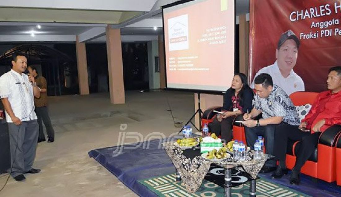 Anggota Komisi I DPR RI Fraksi PDIP Charles Honoris berbincang dengan warga saat mengisi waktu reses ke Dapil di Rusun Marunda, Jakarta Utara, Jumat (13/5). Silaturahmi tersebut untuk tatap muka dan menyerap aspirasi warga mengenai permasalahan Jakarta. Foto: Ricardo/JPNN.com - JPNN.com