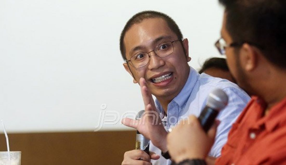 Direktur Hukum PSSI Aristo Pangaribuan menjadi pembicara pada diskusi PSSI Main Bola Lagi di Jakarta, Sabtu (14/5). Foto: Ricardo/JPNN.com - JPNN.com