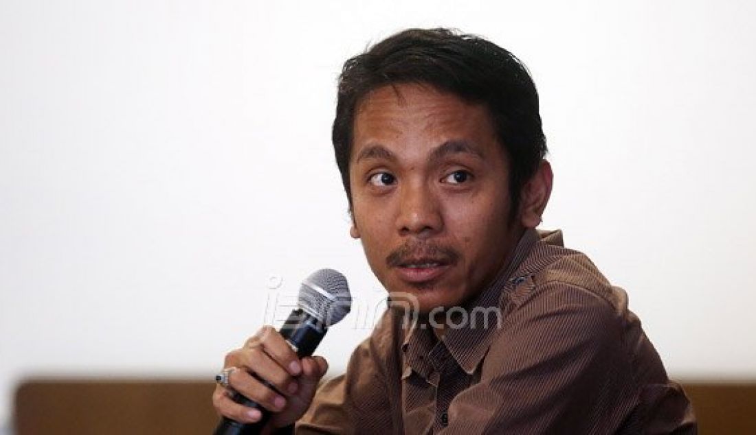 Pengamat Sepak Bola Akmal Marhali menjadi pembicara pada diskusi PSSI Main Bola Lagi di Jakarta, Sabtu (14/5). Foto: Ricardo/JPNN.com - JPNN.com