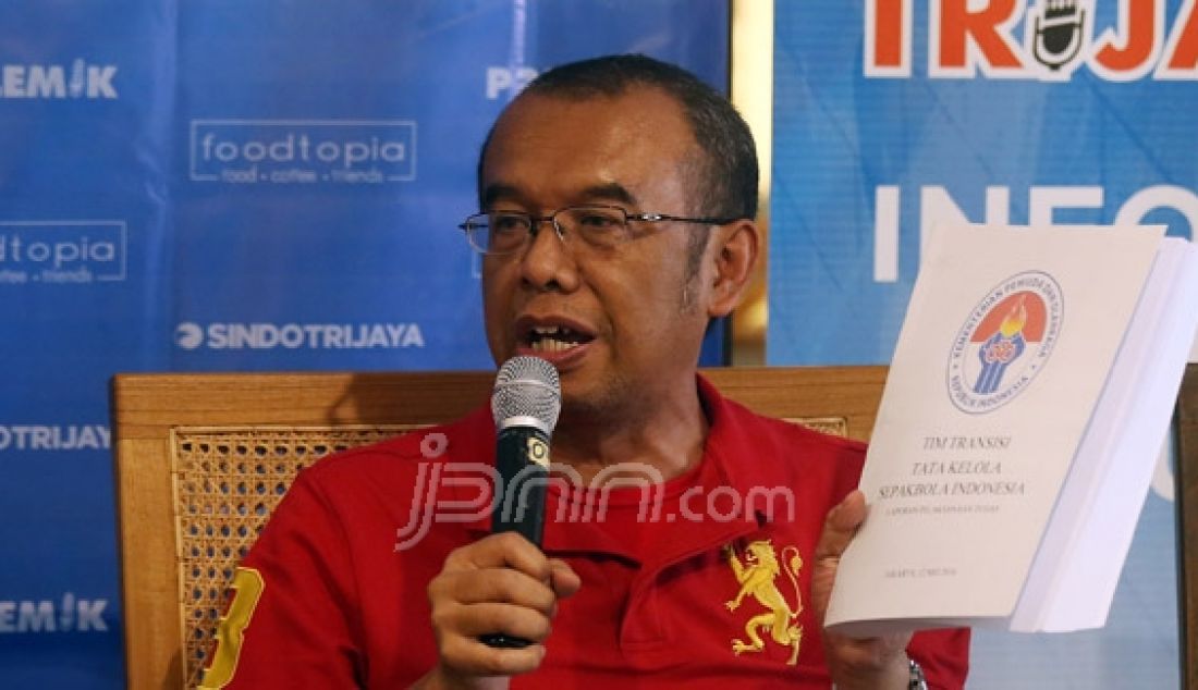 Jubir Kementerian Pemuda dan Olah Raga Gatot Dewa Broto menjadi pembicara pada diskusi PSSI Main Bola Lagi di Jakarta, Sabtu (14/5). Foto: Ricardo/JPNN.com - JPNN.com