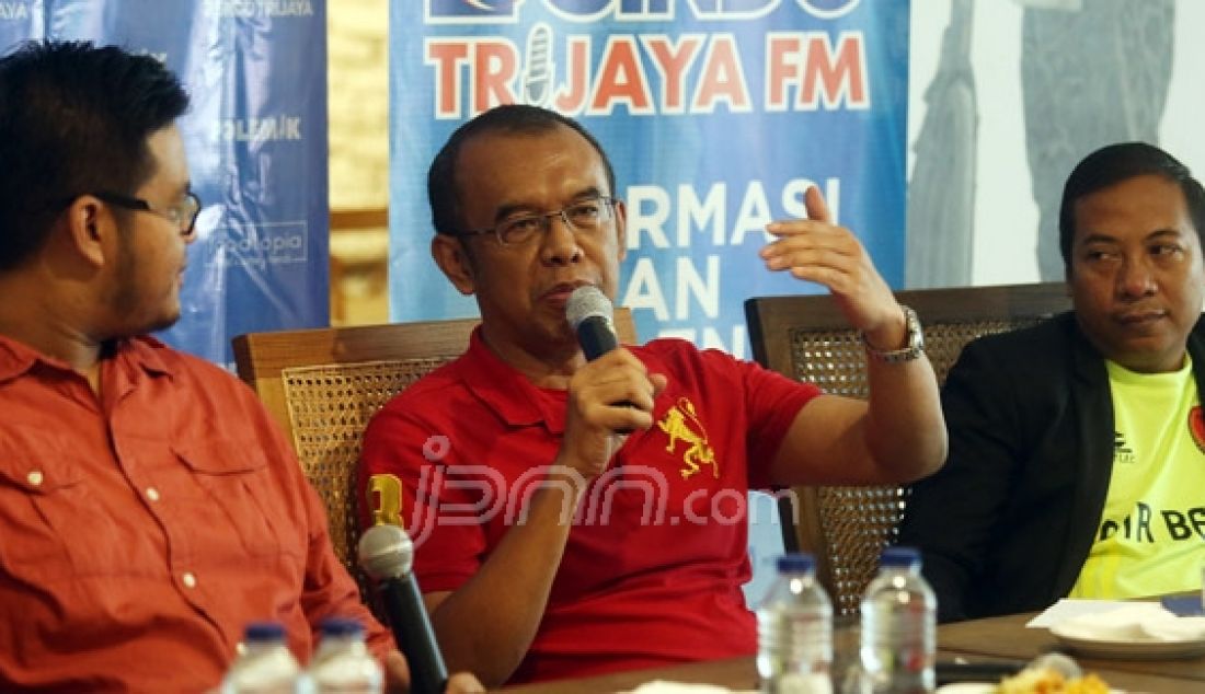 Jubir Kementerian Pemuda dan Olah Raga Gatot Dewa Broto menjadi pembicara pada diskusi PSSI Main Bola Lagi di Jakarta, Sabtu (14/5). Foto: Ricardo/JPNN.com - JPNN.com