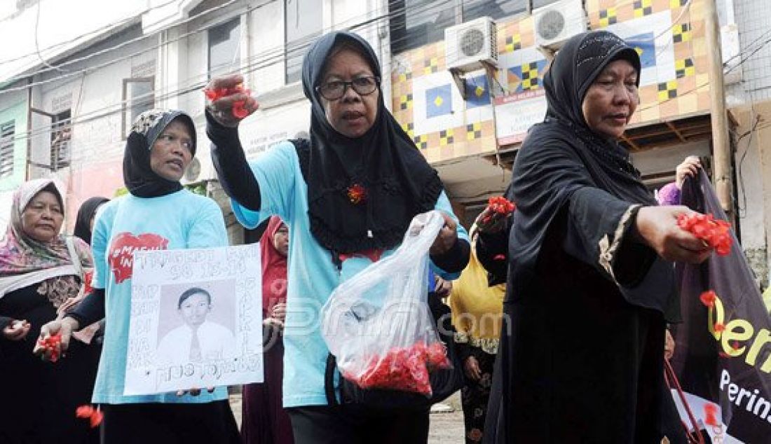 Keluaga korban Tragedi Kekerasan Mei 1998 melakukan doa bersama dan tabur bunga di Mall Klender, Jakarta Timur, Sabtu (14/5). Masyarakat sipil dan keluarga korban mengingatkan kepada negara untuk mengungkap seterang-terangnya atas kebenaran peristiwa yang telah mengorbankan anak bangsa. Foto: Ricardo/JPNN.com - JPNN.com