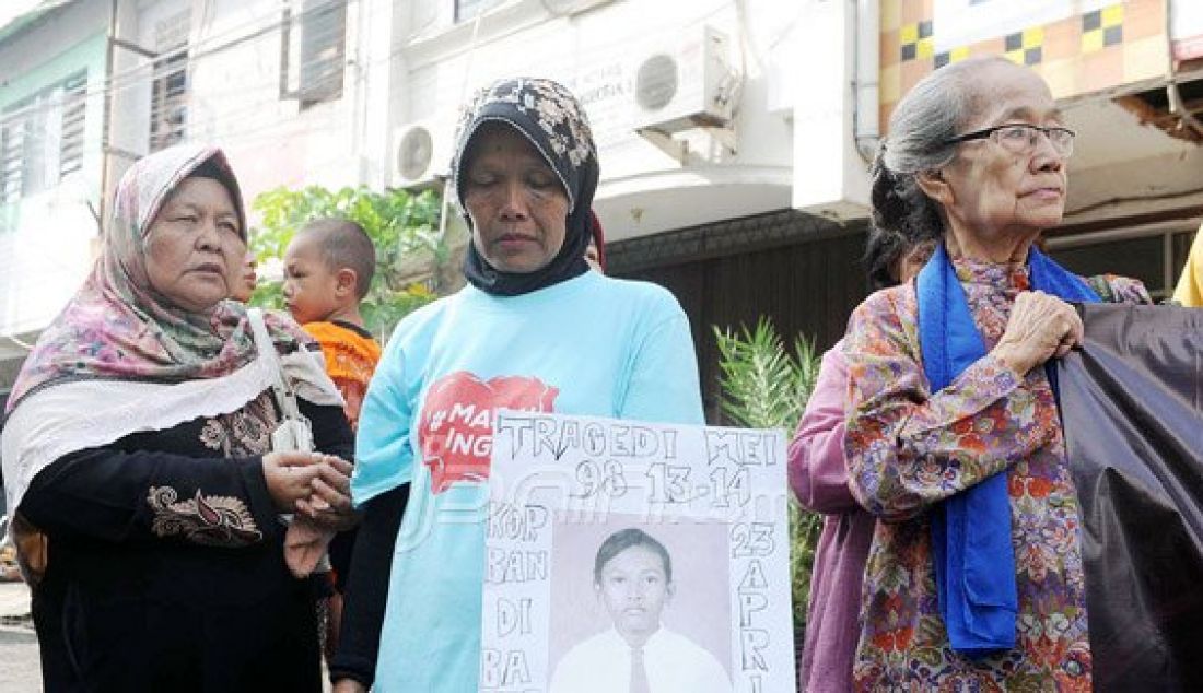 Keluaga korban Tragedi Kekerasan Mei 1998 melakukan doa bersama dan tabur bunga di Mall Klender, Jakarta Timur, Sabtu (14/5). Masyarakat sipil dan keluarga korban mengingatkan kepada negara untuk mengungkap seterang-terangnya atas kebenaran peristiwa yang telah mengorbankan anak bangsa. Foto: Ricardo/JPNN.com - JPNN.com