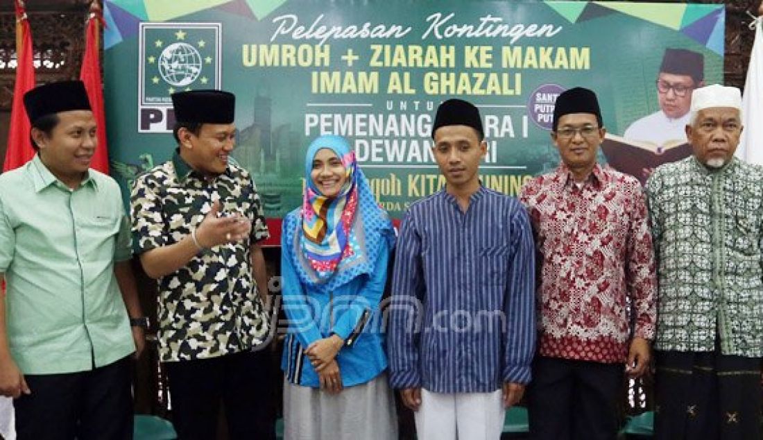 Sekjen Partai Kebangkitan Bangsa Abdul Kadir Karding bersama pemenang lomba kitab kuning dan panitia lomba menggelar konferensi pers pelepasan keberangkatan umroh pemenang lomba kitab kuning di Kantor DPP PKB, Jakarta, Sabtu (14/5). Foto: Ricardo/JPNN.com - JPNN.com