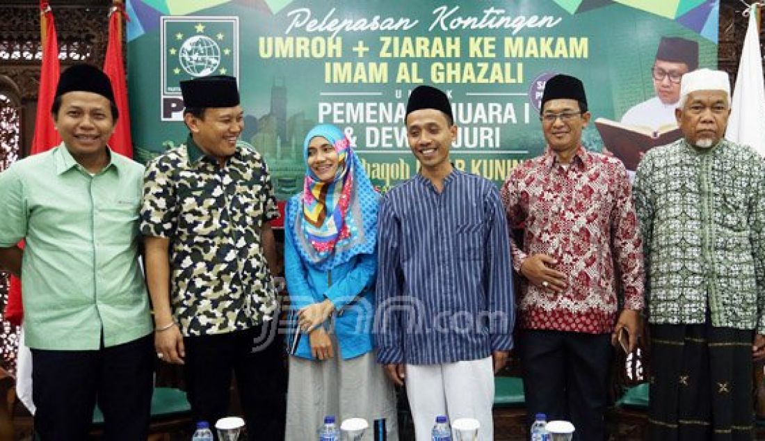 Sekjen Partai Kebangkitan Bangsa Abdul Kadir Karding bersama pemenang lomba kitab kuning dan panitia lomba menggelar konferensi pers pelepasan keberangkatan umroh pemenang lomba kitab kuning di Kantor DPP PKB, Jakarta, Sabtu (14/5). Foto: Ricardo/JPNN.com - JPNN.com