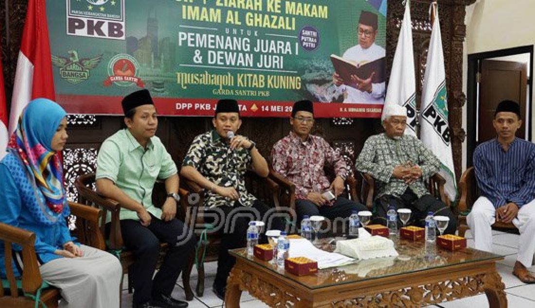 Sekjen Partai Kebangkitan Bangsa Abdul Kadir Karding bersama pemenang lomba kitab kuning dan panitia lomba menggelar konferensi pers pelepasan keberangkatan umroh pemenang lomba kitab kuning di Kantor DPP PKB, Jakarta, Sabtu (14/5). Foto: Ricardo/JPNN.com - JPNN.com