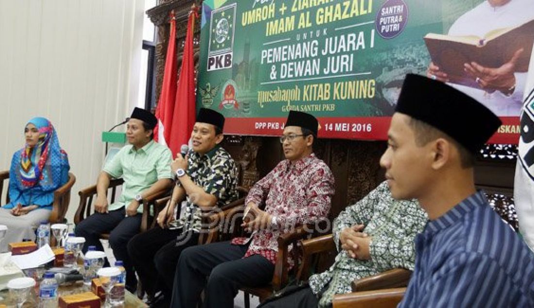 Sekjen Partai Kebangkitan Bangsa Abdul Kadir Karding bersama pemenang lomba kitab kuning dan panitia lomba menggelar konferensi pers pelepasan keberangkatan umroh pemenang lomba kitab kuning di Kantor DPP PKB, Jakarta, Sabtu (14/5). Foto: Ricardo/JPNN.com - JPNN.com