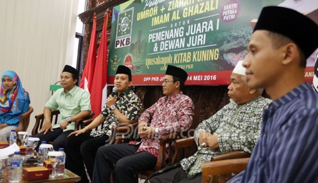 Sekjen Partai Kebangkitan Bangsa Abdul Kadir Karding bersama pemenang lomba kitab kuning dan panitia lomba menggelar konferensi pers pelepasan keberangkatan umroh pemenang lomba kitab kuning di Kantor DPP PKB, Jakarta, Sabtu (14/5). Foto: Ricardo/JPNN.com - JPNN.com