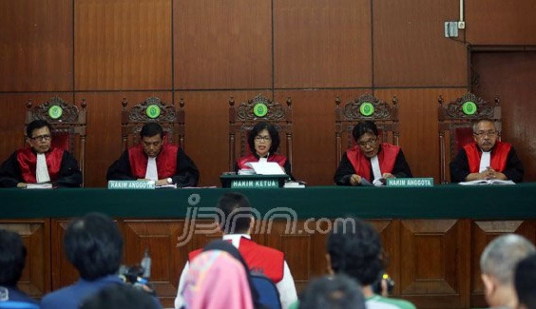 Artis Saiful Jamil saat menjalani sidang dugaan pelecehan seksual terhadap remaja DS di Pengadilan Negeri Jakarta Utara, Senin (16/5). Foto: Ricardo/JPNN.com - JPNN.com