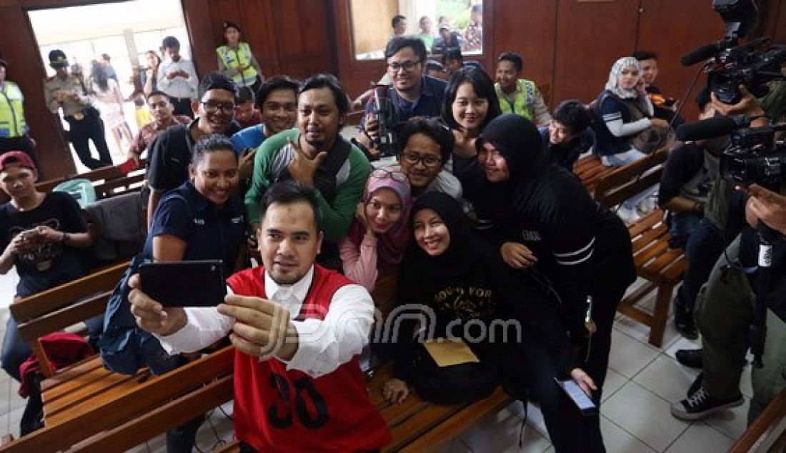 Artis Saiful Jamil saat berselfi dengan awak media dan tim kuasa hukumnya menjelang sidang dugaan pelecehan seksual terhadap remaja DS di Pengadilan Negeri Jakarta Utara, Senin (16/5). Foto: Ricardo/JPNN.com - JPNN.com