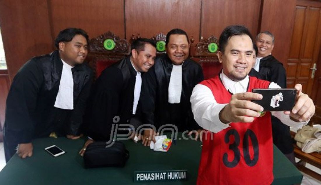 Artis Saiful Jamil saat berselfi dengan awak media dan tim kuasa hukumnya menjelang sidang dugaan pelecehan seksual terhadap remaja DS di Pengadilan Negeri Jakarta Utara, Senin (16/5). Foto: Ricardo/JPNN.com - JPNN.com