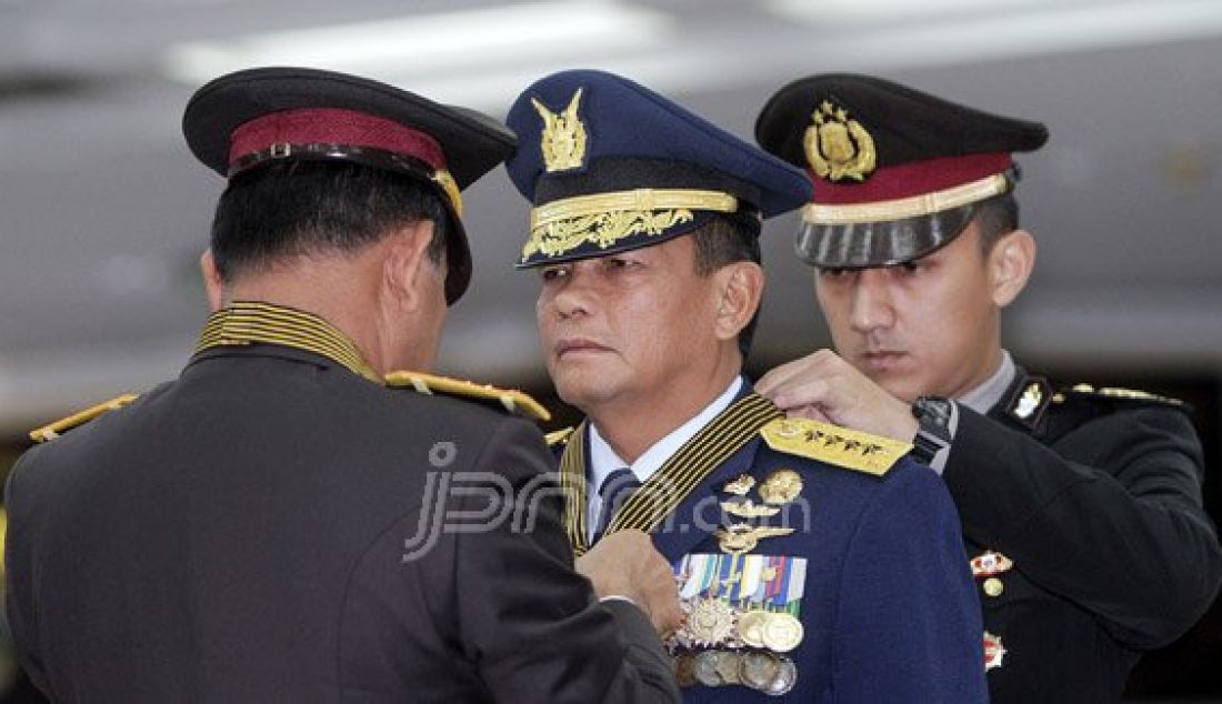 KASAU Marsekal Agus Supriatna saat menerima penganugerahan Bintang Bhayangkara Utama di Mabes Polri, Jakarta, Senin (16/5). Penghargaan Bintang Bhayangkara Utama diberikan kepada Panglima TNI, KASAD, KASAL dan KASAU atas jasa luar biasa bagi negara dan bangsa untuk kemajuan dan pengembangan di kepolisian. Foto: Ricardo/JPNN.com - JPNN.com