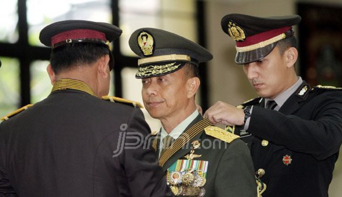 KASAD Jenderal Mulyono saat menerima penganugerahan Bintang Bhayangkara Utama di Mabes Polri, Jakarta, Senin (16/5). Penghargaan Bintang Bhayangkara Utama diberikan kepada Panglima TNI, KASAD, KASAL dan KASAU atas jasa luar biasa bagi negara dan bangsa untuk kemajuan dan pengembangan di kepolisian. Foto: Ricardo/JPNN.com - JPNN.com