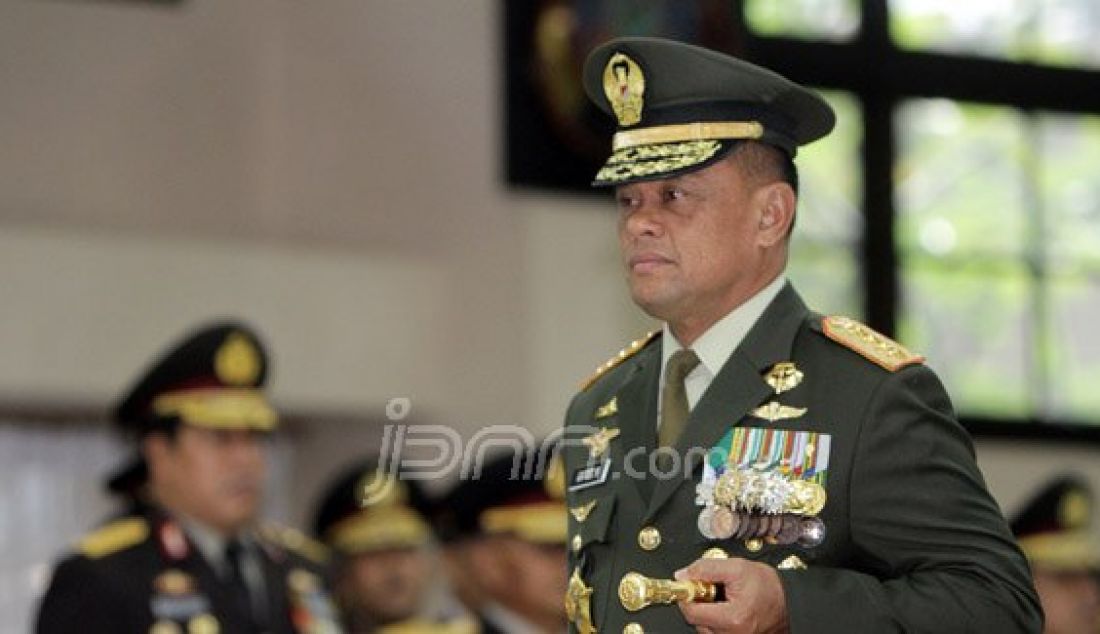 Panglima TNI Jenderal Gatot Nurmantyo saat menerima penganugerahan Bintang Bhayangkara Utama di Mabes Polri, Jakarta, Senin (16/5). Penghargaan Bintang Bhayangkara Utama diberikan kepada Panglima TNI, KASAD, KASAL dan KASAU atas jasa luar biasa bagi negara dan bangsa untuk kemajuan dan pengembangan di kepolisian. Foto: Ricardo/JPNN.com - JPNN.com