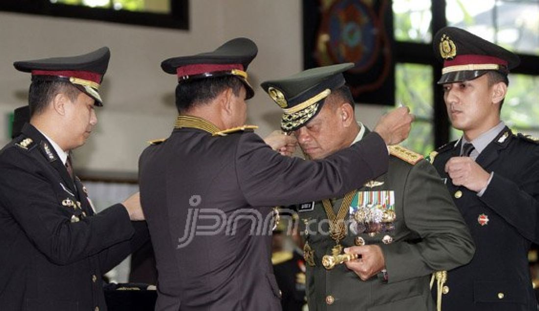 Panglima TNI Jenderal Gatot Nurmantyo saat menerima penganugerahan Bintang Bhayangkara Utama di Mabes Polri, Jakarta, Senin (16/5). Penghargaan Bintang Bhayangkara Utama diberikan kepada Panglima TNI, KASAD, KASAL dan KASAU atas jasa luar biasa bagi negara dan bangsa untuk kemajuan dan pengembangan di kepolisian. Foto: Ricardo/JPNN.com - JPNN.com