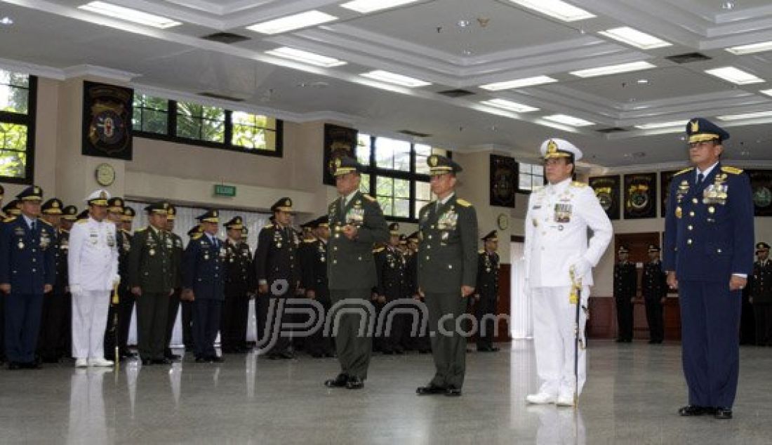 Panglima TNI Jenderal Gatot Nurmantyo, KASAD Jenderal Mulyono, KASAL Laksamana Ade Supandi dan KASAU Marsekal Agus Supriatna pada acara penganugerahan Bintang Bhayangkara Utama di Mabes Polri, Jakarta, Senin (16/5). Foto: Ricardo/JPNN.com - JPNN.com