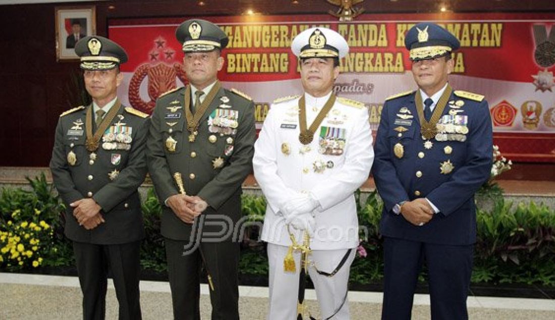 Panglima TNI Jenderal Gatot Nurmantyo, KASAD Jenderal Mulyono, KASAL Laksamana Ade Supandi dan KASAU Marsekal Agus Supriatna pada acara penganugerahan Bintang Bhayangkara Utama di Mabes Polri, Jakarta, Senin (16/5). Foto: Ricardo/JPNN.com - JPNN.com