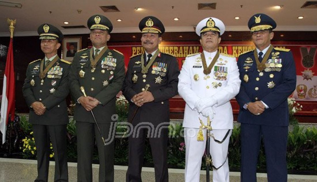 Panglima TNI Jenderal Gatot Nurmantyo, KASAD Jenderal Mulyono, Kapolri Jenderal Badrodin Haiti, KASAL Laksamana Ade Supandi dan KASAU Marsekal Agus Supriatna berfoto bersama usai penganugerahan Bintang Bhayangkara Utama, Jakarta, Senin (16/5). Foto: Ricardo/JPNN.com - JPNN.com