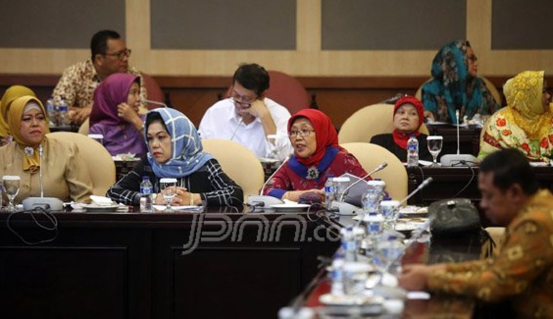 Ketua MPR Zulkifli Hasan (kiri) saat berbincang Ketua Umum Ikatan Cendekiawan Muslim Indonesia (ICMI) Jimly Asshiddiqie dalam pertemuan, Jakarta, Senin (16/5). Pertemuan tersebut membahas mengenai membangun peradaban ilmiah. Foto: Ricardo/JPNN.com - JPNN.com