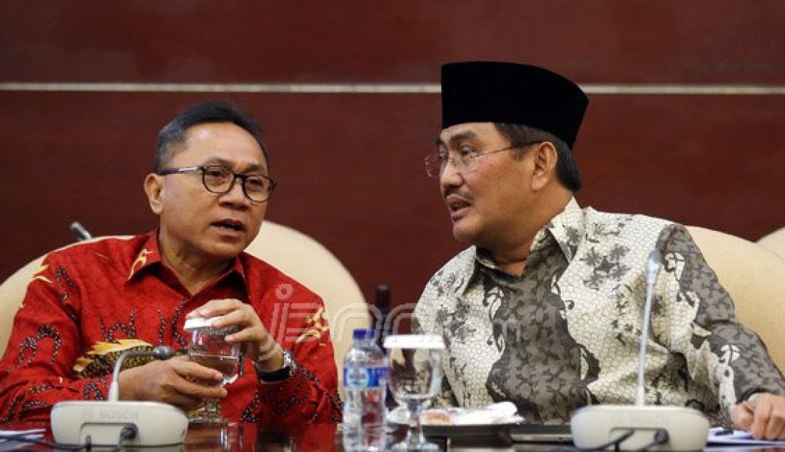 Ketua MPR Zulkifli Hasan (kiri) saat berbincang Ketua Umum Ikatan Cendekiawan Muslim Indonesia (ICMI) Jimly Asshiddiqie dalam pertemuan, Jakarta, Senin (16/5). Pertemuan tersebut membahas mengenai membangun peradaban ilmiah. Foto: Ricardo/JPNN.com - JPNN.com