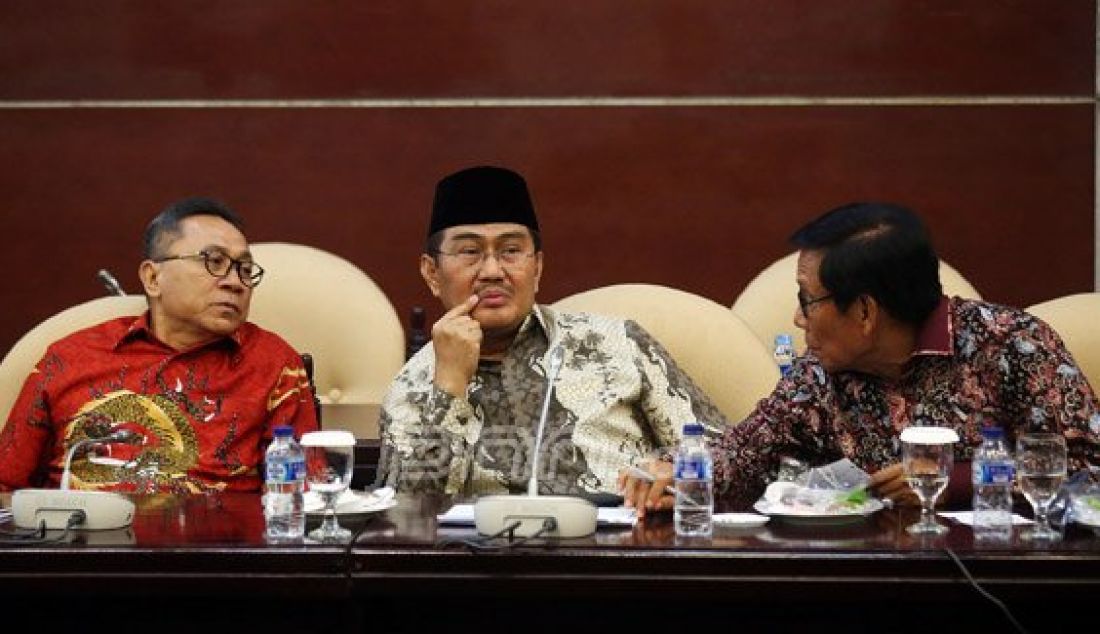 Ketua MPR Zulkifli Hasan (kiri) saat berbincang Ketua Umum Ikatan Cendekiawan Muslim Indonesia (ICMI) Jimly Asshiddiqie dalam pertemuan, Jakarta, Senin (16/5). Pertemuan tersebut membahas mengenai membangun peradaban ilmiah. Foto: Ricardo/JPNN.com - JPNN.com