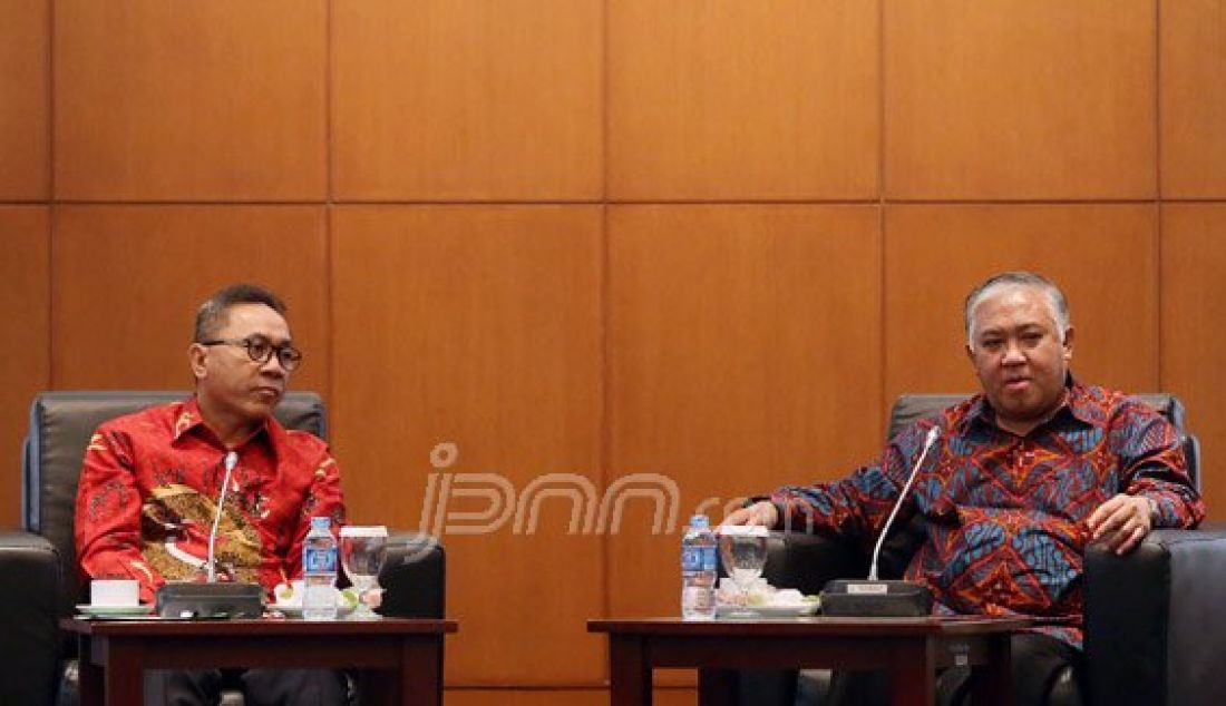 Ketua MPR Zulkifli Hasan (kiri) berbincang dengan Ketua Dewan Nasional Pergerakan Indonesia Maju Din Syamsuddin dalam pertemuan, Jakarta, Senin (16/5). Pertemuan itu membahas rencana deklarasi organisasi Pergerakan Indonesia Maju pada 21 Mei 2016. Foto: Ricardo/JPNN.com - JPNN.com