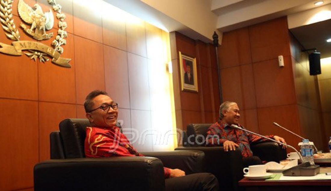 Ketua MPR Zulkifli Hasan (kiri) berbincang dengan Ketua Dewan Nasional Pergerakan Indonesia Maju Din Syamsuddin dalam pertemuan, Jakarta, Senin (16/5). Pertemuan itu membahas rencana deklarasi organisasi Pergerakan Indonesia Maju pada 21 Mei 2016. Foto: Ricardo/JPNN.com - JPNN.com