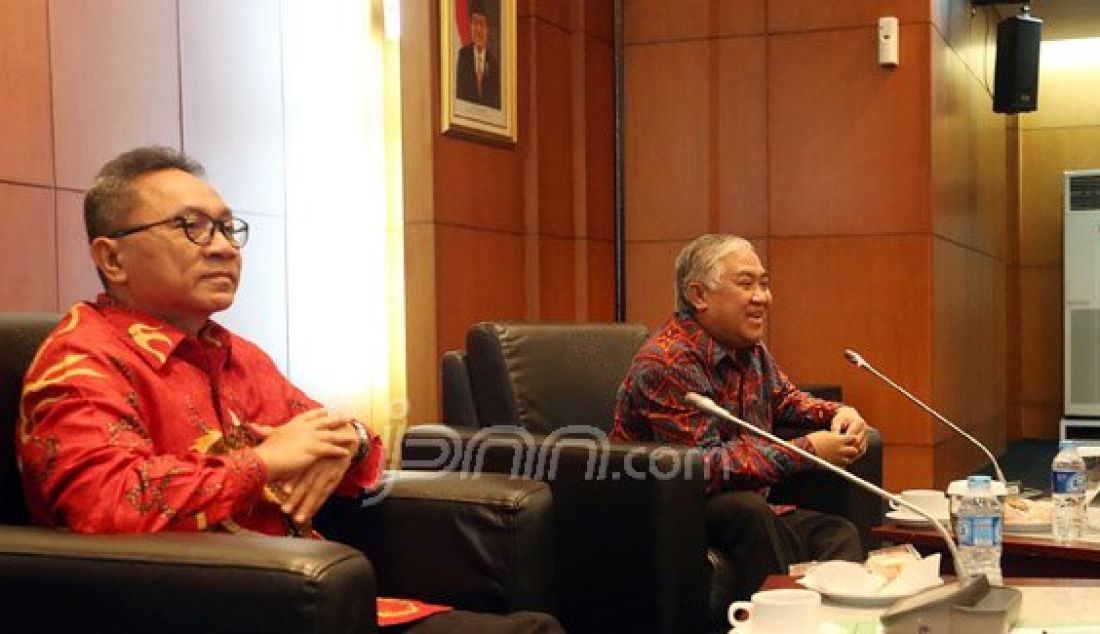 Ketua MPR Zulkifli Hasan (kiri) berbincang dengan Ketua Dewan Nasional Pergerakan Indonesia Maju Din Syamsuddin dalam pertemuan, Jakarta, Senin (16/5). Pertemuan itu membahas rencana deklarasi organisasi Pergerakan Indonesia Maju pada 21 Mei 2016. Foto: Ricardo/JPNN.com - JPNN.com