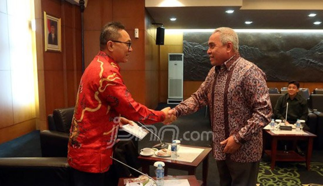 Ketua MPR Zulkifli Hasan (kiri) berbincang dengan Ketua Dewan Nasional Pergerakan Indonesia Maju Din Syamsuddin dalam pertemuan, Jakarta, Senin (16/5). Pertemuan itu membahas rencana deklarasi organisasi Pergerakan Indonesia Maju pada 21 Mei 2016. Foto: Ricardo/JPNN.com - JPNN.com