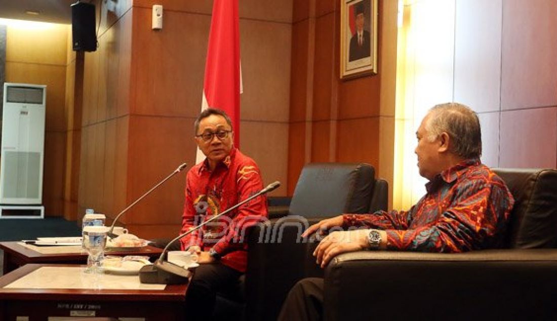 Ketua MPR Zulkifli Hasan (kiri) berbincang dengan Ketua Dewan Nasional Pergerakan Indonesia Maju Din Syamsuddin dalam pertemuan, Jakarta, Senin (16/5). Pertemuan itu membahas rencana deklarasi organisasi Pergerakan Indonesia Maju pada 21 Mei 2016. Foto: Ricardo/JPNN.com - JPNN.com