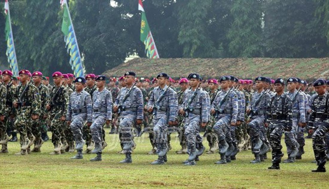 Aparat gabungan TNI, Polda Metro Jaya, Pemprov DKI Jakarta, Ormas dan Mahasiswa saat mengikuti apel gabungan di lapangan Brigif Para Raider 17 Cijantung, Jakarta Timur, Selasa (17/5). Apel bersama ini untuk meningkatkan sinergi. Foto: Ricardo/JPNN.com - JPNN.com