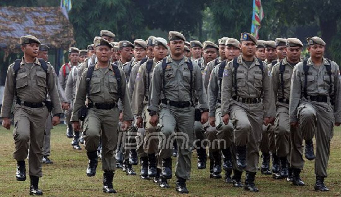 Aparat gabungan TNI, Polda Metro Jaya, Pemprov DKI Jakarta, Ormas dan Mahasiswa saat mengikuti apel gabungan di lapangan Brigif Para Raider 17 Cijantung, Jakarta Timur, Selasa (17/5). Apel bersama ini untuk meningkatkan sinergi. Foto: Ricardo/JPNN.com - JPNN.com