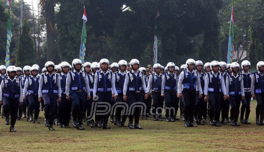 Aparat gabungan TNI, Polda Metro Jaya, Pemprov DKI Jakarta, Ormas dan Mahasiswa saat mengikuti apel gabungan di lapangan Brigif Para Raider 17 Cijantung, Jakarta Timur, Selasa (17/5). Apel bersama ini untuk meningkatkan sinergi. Foto: Ricardo/JPNN.com - JPNN.com