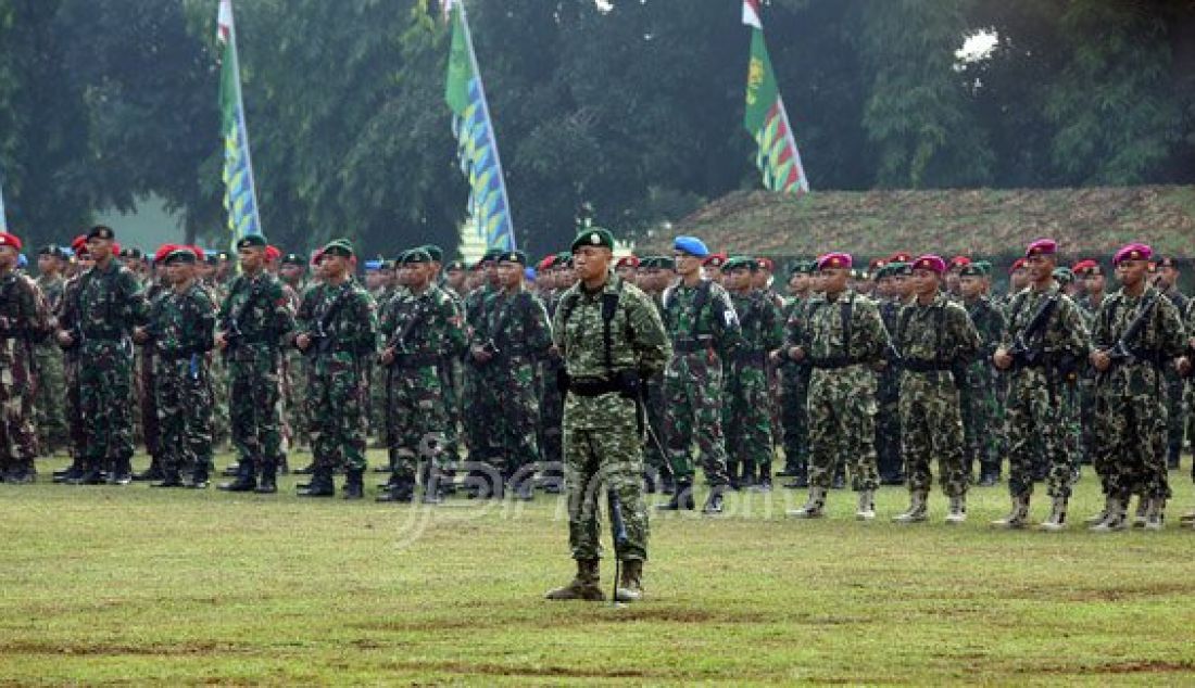 Aparat gabungan TNI, Polda Metro Jaya, Pemprov DKI Jakarta, Ormas dan Mahasiswa saat mengikuti apel gabungan di lapangan Brigif Para Raider 17 Cijantung, Jakarta Timur, Selasa (17/5). Apel bersama ini untuk meningkatkan sinergi. Foto: Ricardo/JPNN.com - JPNN.com