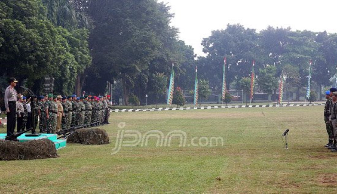 Aparat gabungan TNI, Polda Metro Jaya, Pemprov DKI Jakarta, Ormas dan Mahasiswa saat mengikuti apel gabungan di lapangan Brigif Para Raider 17 Cijantung, Jakarta Timur, Selasa (17/5). Apel bersama ini untuk meningkatkan sinergi. Foto: Ricardo/JPNN.com - JPNN.com