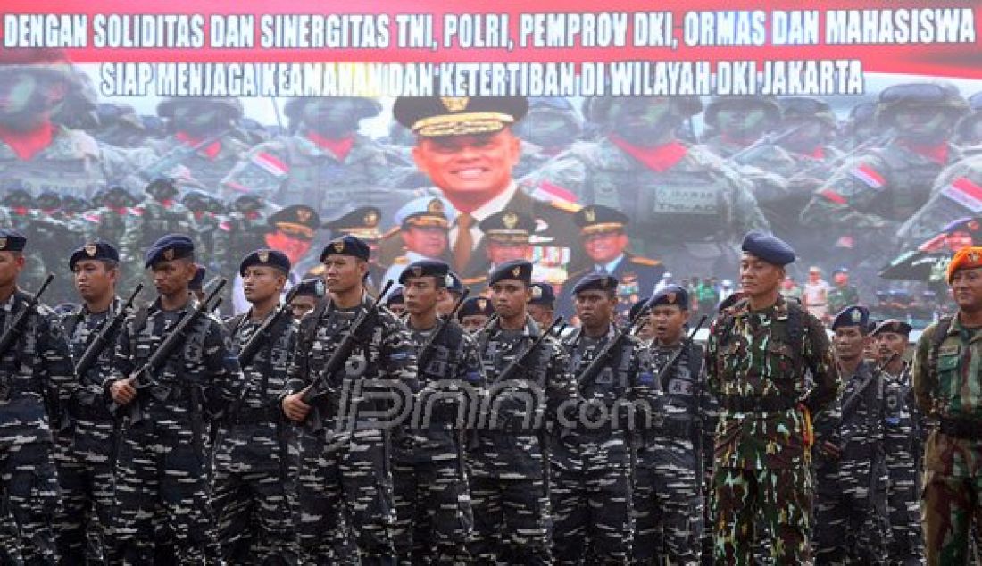 Aparat gabungan TNI, Polda Metro Jaya, Pemprov DKI Jakarta, Ormas dan Mahasiswa saat mengikuti apel gabungan di lapangan Brigif Para Raider 17 Cijantung, Jakarta Timur, Selasa (17/5). Apel bersama ini untuk meningkatkan sinergi. Foto: Ricardo/JPNN.com - JPNN.com