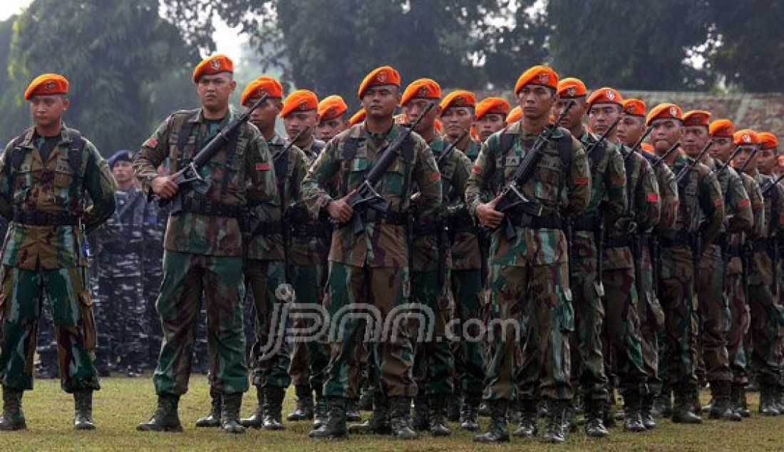 Aparat gabungan TNI, Polda Metro Jaya, Pemprov DKI Jakarta, Ormas dan Mahasiswa saat mengikuti apel gabungan di lapangan Brigif Para Raider 17 Cijantung, Jakarta Timur, Selasa (17/5). Apel bersama ini untuk meningkatkan sinergi. Foto: Ricardo/JPNN.com - JPNN.com