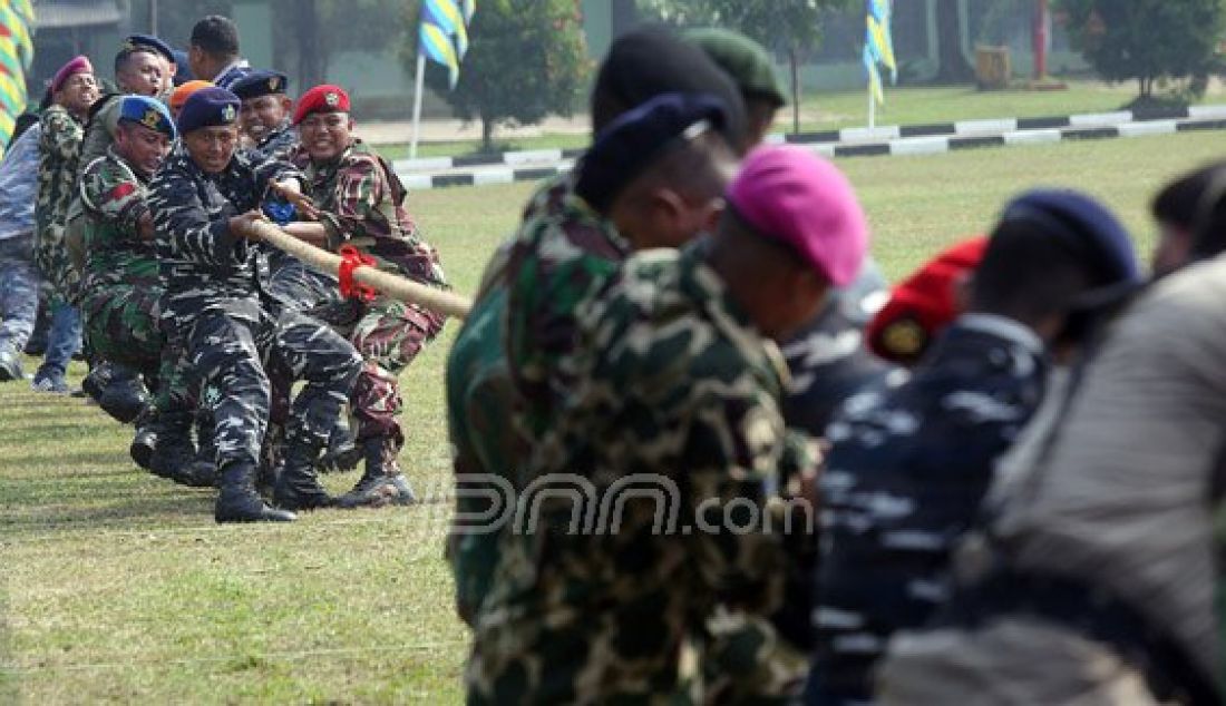 Aparat gabungan TNI, Polda Metro Jaya, Pemprov DKI Jakarta, Ormas dan Mahasiswa saat mengikuti lomba tarik tambang dan gendong di lapangan Brigif Para Raider 17 Cijantung, Jakarta Timur, Selasa (17/5). Apel bersama ini rutin dilakukan untuk meningkatkan sinergi dalam mengamankan wilayah Ibu Kota. Foto: Ricardo/JPNN.com - JPNN.com