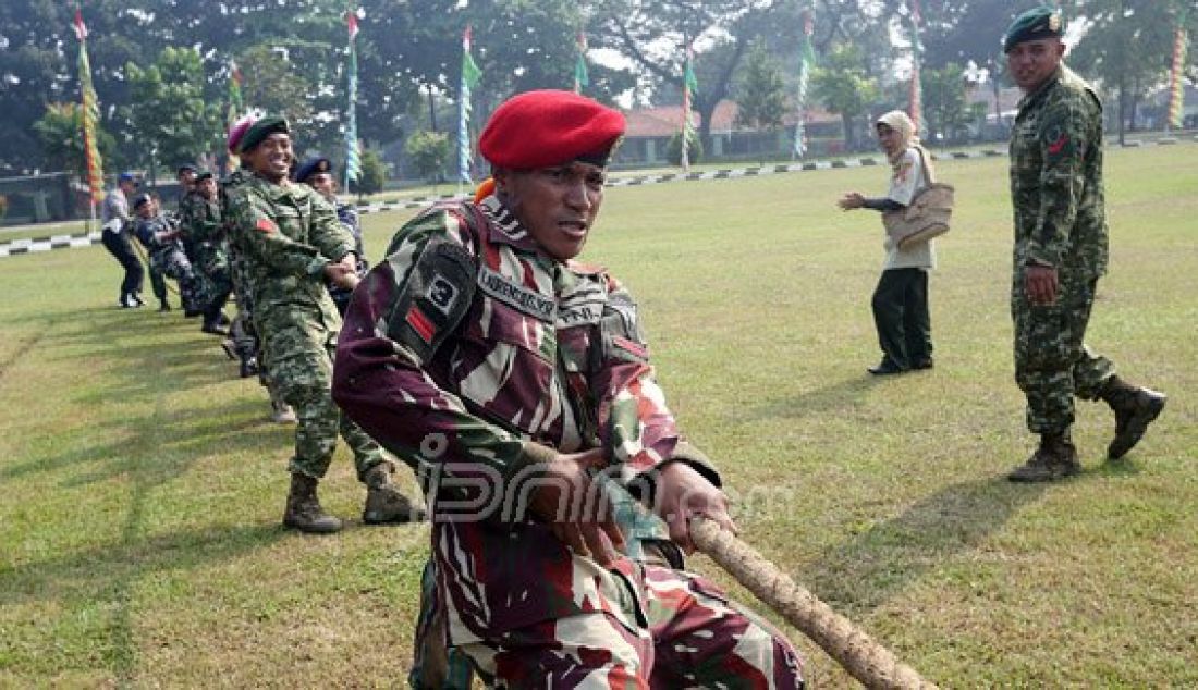 Aparat gabungan TNI, Polda Metro Jaya, Pemprov DKI Jakarta, Ormas dan Mahasiswa saat mengikuti lomba tarik tambang dan gendong di lapangan Brigif Para Raider 17 Cijantung, Jakarta Timur, Selasa (17/5). Apel bersama ini rutin dilakukan untuk meningkatkan sinergi dalam mengamankan wilayah Ibu Kota. Foto: Ricardo/JPNN.com - JPNN.com