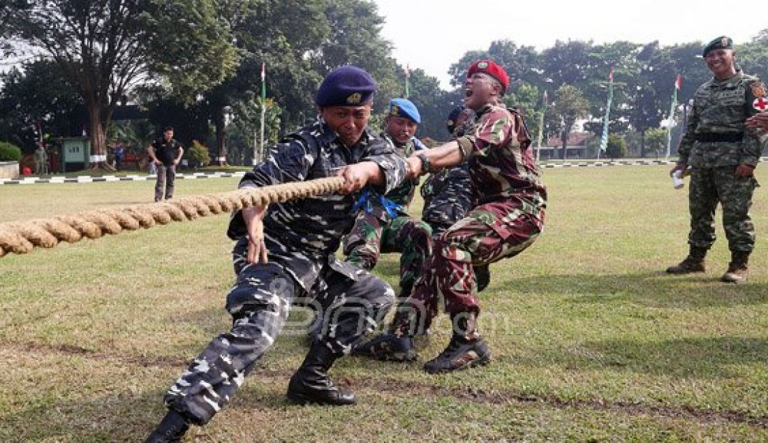 Aparat gabungan TNI, Polda Metro Jaya, Pemprov DKI Jakarta, Ormas dan Mahasiswa saat mengikuti lomba tarik tambang dan gendong di lapangan Brigif Para Raider 17 Cijantung, Jakarta Timur, Selasa (17/5). Apel bersama ini rutin dilakukan untuk meningkatkan sinergi dalam mengamankan wilayah Ibu Kota. Foto: Ricardo/JPNN.com - JPNN.com