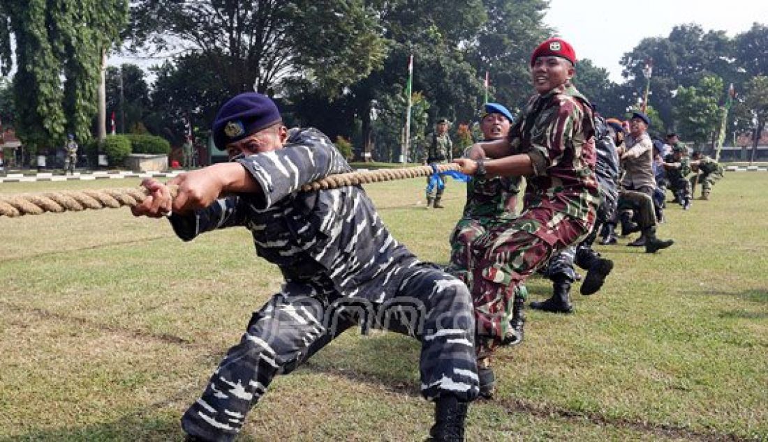 Aparat gabungan TNI, Polda Metro Jaya, Pemprov DKI Jakarta, Ormas dan Mahasiswa saat mengikuti lomba tarik tambang dan gendong di lapangan Brigif Para Raider 17 Cijantung, Jakarta Timur, Selasa (17/5). Apel bersama ini rutin dilakukan untuk meningkatkan sinergi dalam mengamankan wilayah Ibu Kota. Foto: Ricardo/JPNN.com - JPNN.com