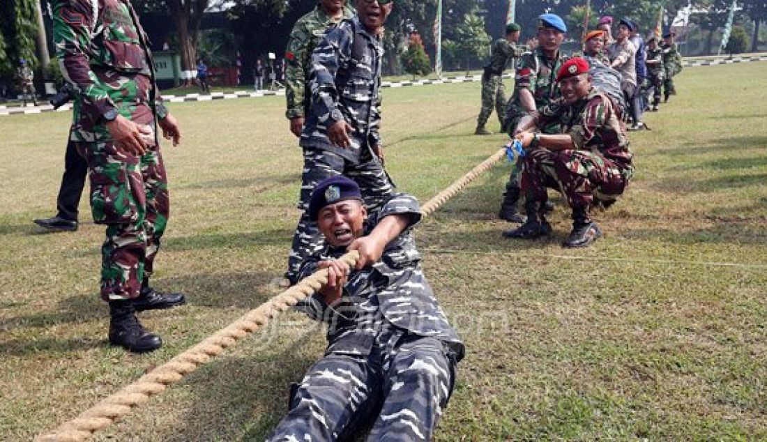 Aparat gabungan TNI, Polda Metro Jaya, Pemprov DKI Jakarta, Ormas dan Mahasiswa saat mengikuti lomba tarik tambang dan gendong di lapangan Brigif Para Raider 17 Cijantung, Jakarta Timur, Selasa (17/5). Apel bersama ini rutin dilakukan untuk meningkatkan sinergi dalam mengamankan wilayah Ibu Kota. Foto: Ricardo/JPNN.com - JPNN.com