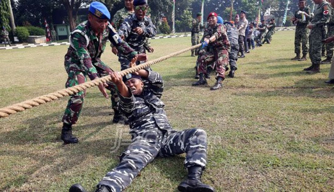 Aparat gabungan TNI, Polda Metro Jaya, Pemprov DKI Jakarta, Ormas dan Mahasiswa saat mengikuti lomba tarik tambang dan gendong di lapangan Brigif Para Raider 17 Cijantung, Jakarta Timur, Selasa (17/5). Apel bersama ini rutin dilakukan untuk meningkatkan sinergi dalam mengamankan wilayah Ibu Kota. Foto: Ricardo/JPNN.com - JPNN.com