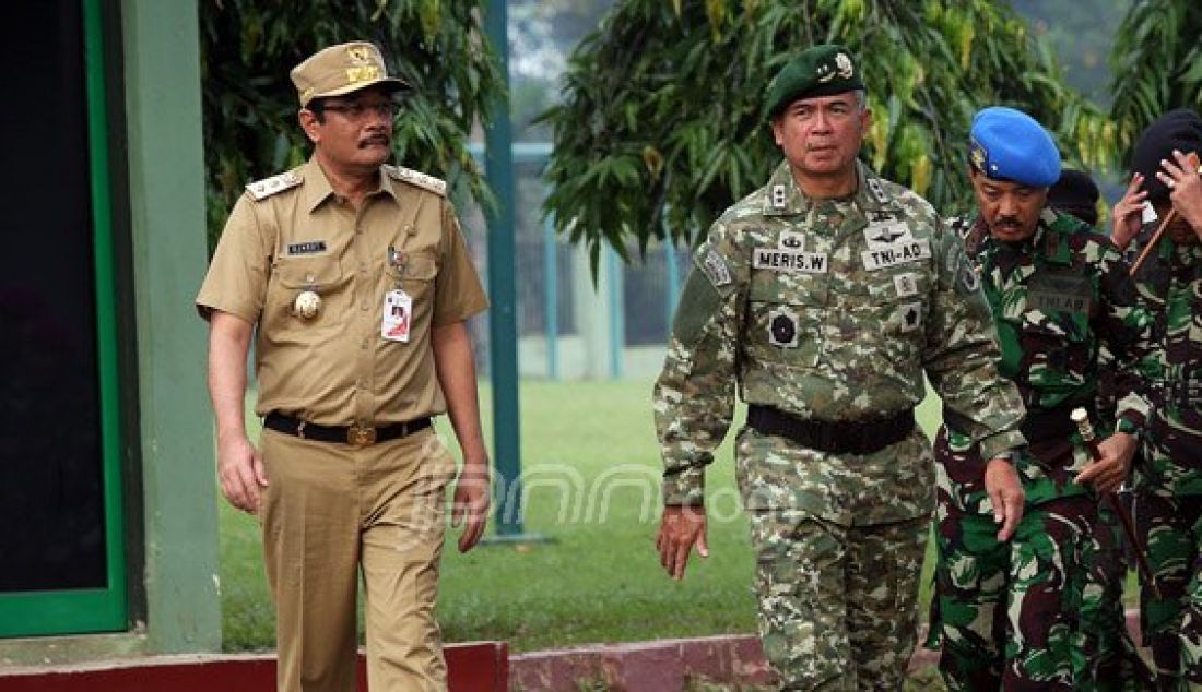 Wakil Gubernur DKI Jakarta Djarot Saiful Hidayat bersama Kepala Staf Kostrad (Kakostrad) Meris Wiryadi saat menghadiri apel gabungan TNI, Polda Metro Jaya, Pemprov DKI Jakarta, Ormas dan Mahasiswa di lapangan Brigif Para Raider 17 Cijantung, Jakarta Timur, Selasa (17/5). Foto: Ricardo/JPNN.com - JPNN.com