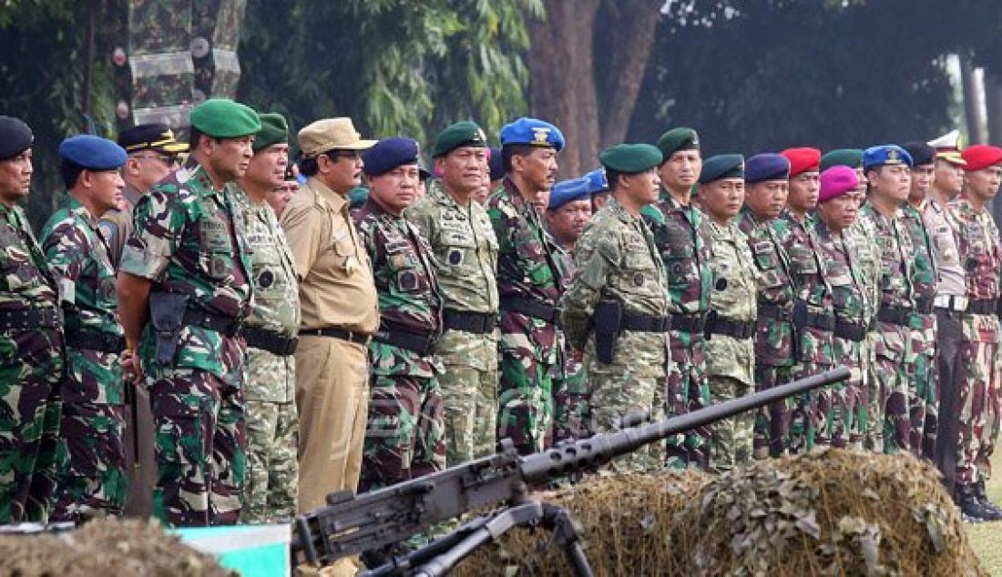 Wakil Gubernur DKI Jakarta Djarot Saiful Hidayat bersama Kepala Staf Kostrad (Kakostrad) Meris Wiryadi saat menghadiri apel gabungan TNI, Polda Metro Jaya, Pemprov DKI Jakarta, Ormas dan Mahasiswa di lapangan Brigif Para Raider 17 Cijantung, Jakarta Timur, Selasa (17/5). Foto: Ricardo/JPNN.com - JPNN.com