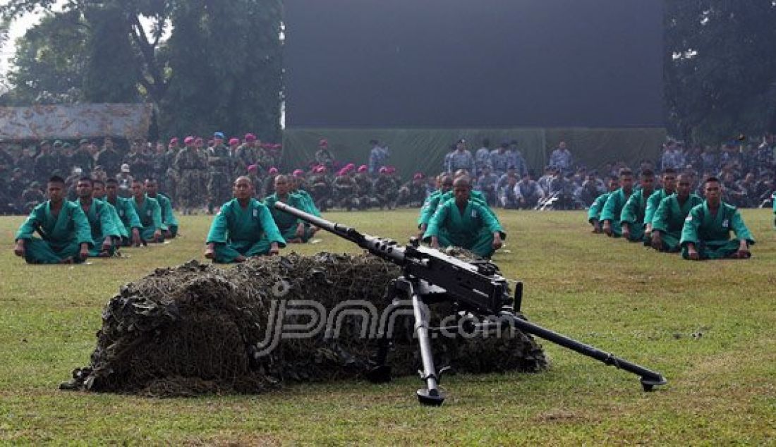 Pasukan TNI saat melakukan pertunjukan aksi bela diri pada acara apel gabungan TNI, Polda Metro Jaya, Pemprov DKI Jakarta, Ormas dan Mahasiswa di lapangan Brigif Para Raider 17 Cijantung, Jakarta Timur, Selasa (17/5). Foto: Ricardo/JPNN.com - JPNN.com