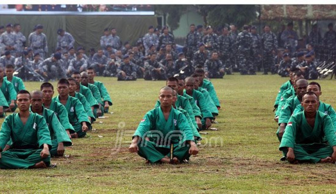 Pasukan TNI saat melakukan pertunjukan aksi bela diri pada acara apel gabungan TNI, Polda Metro Jaya, Pemprov DKI Jakarta, Ormas dan Mahasiswa di lapangan Brigif Para Raider 17 Cijantung, Jakarta Timur, Selasa (17/5). Foto: Ricardo/JPNN.com - JPNN.com