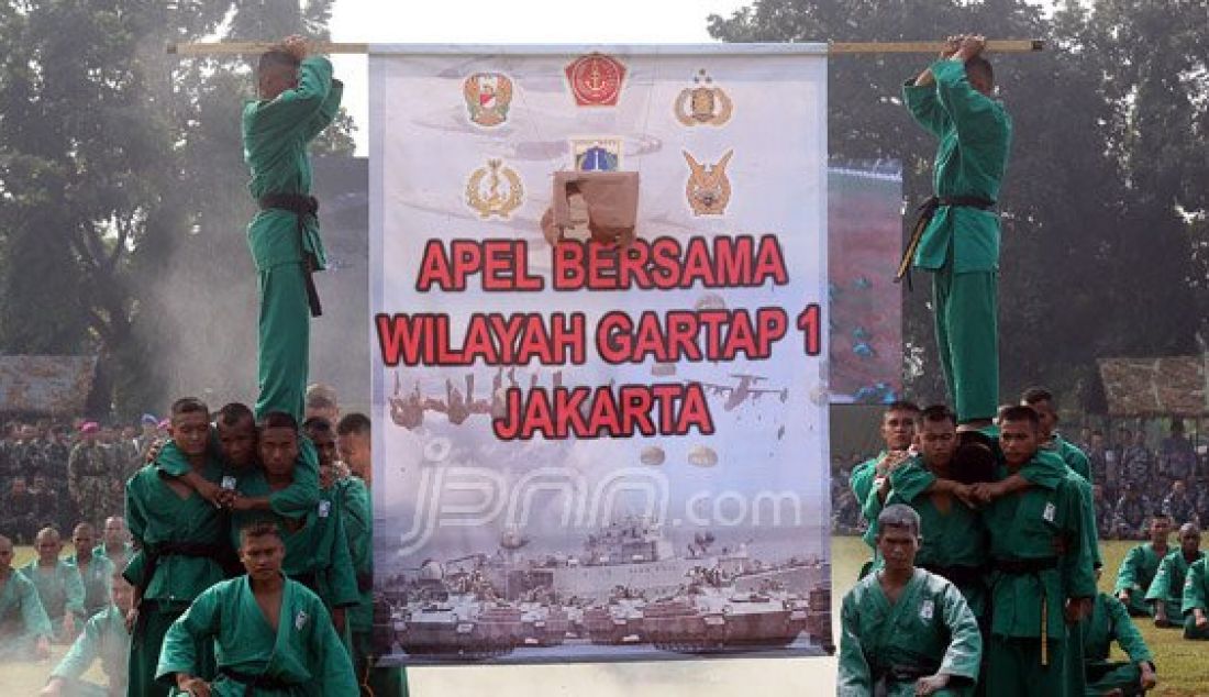 Pasukan TNI saat melakukan pertunjukan aksi bela diri pada acara apel gabungan TNI, Polda Metro Jaya, Pemprov DKI Jakarta, Ormas dan Mahasiswa di lapangan Brigif Para Raider 17 Cijantung, Jakarta Timur, Selasa (17/5). Foto: Ricardo/JPNN.com - JPNN.com