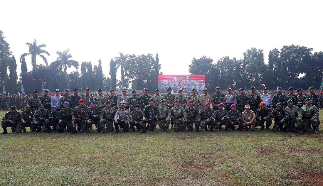 Panglima Divisi Infanteri 1 Kostrad Mayjen TNI Sudirman bersama Kapolda Metro Jaya Irjen Pol Moechgiarto dan jajaran berfoto bersama usai mengikuti apel gabungan, Jakarta, Selasa (17/5). Foto: Ricardo/JPNN.com - JPNN.com