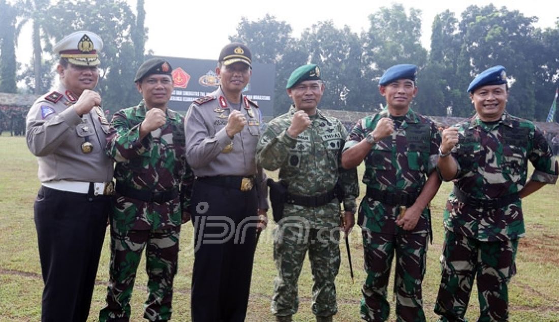 Panglima Divisi Infanteri 1 Kostrad Mayjen TNI Sudirman bersama Kapolda Metro Jaya Irjen Pol Moechgiarto dan jajaran berfoto bersama usai mengikuti apel gabungan TNI, Polda Metro Jaya, Pemprov DKI Jakarta, Ormas dan Mahasiswa, Jakarta, Selasa (17/5). Foto: Ricardo/JPNN.com - JPNN.com